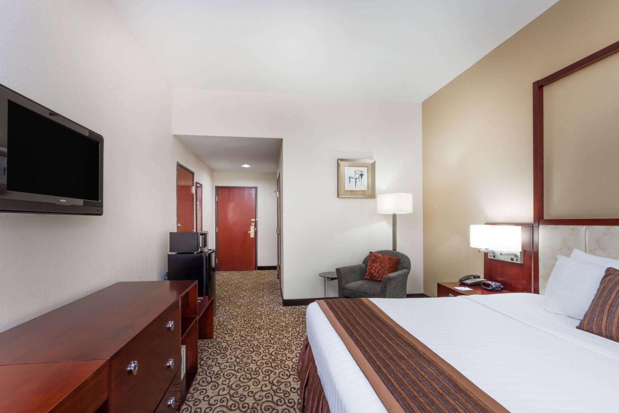 Baymont By Wyndham Columbia Fort Jackson Bagian luar foto