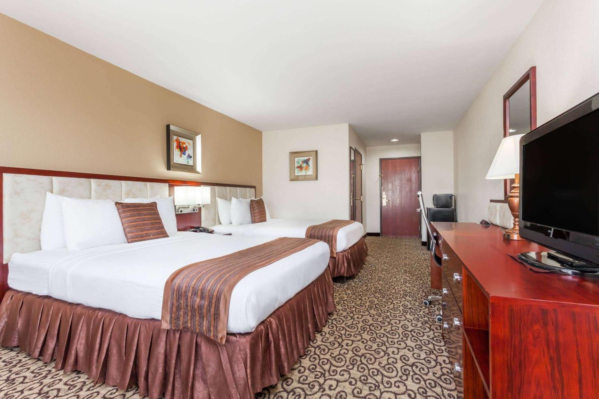 Baymont By Wyndham Columbia Fort Jackson Bagian luar foto