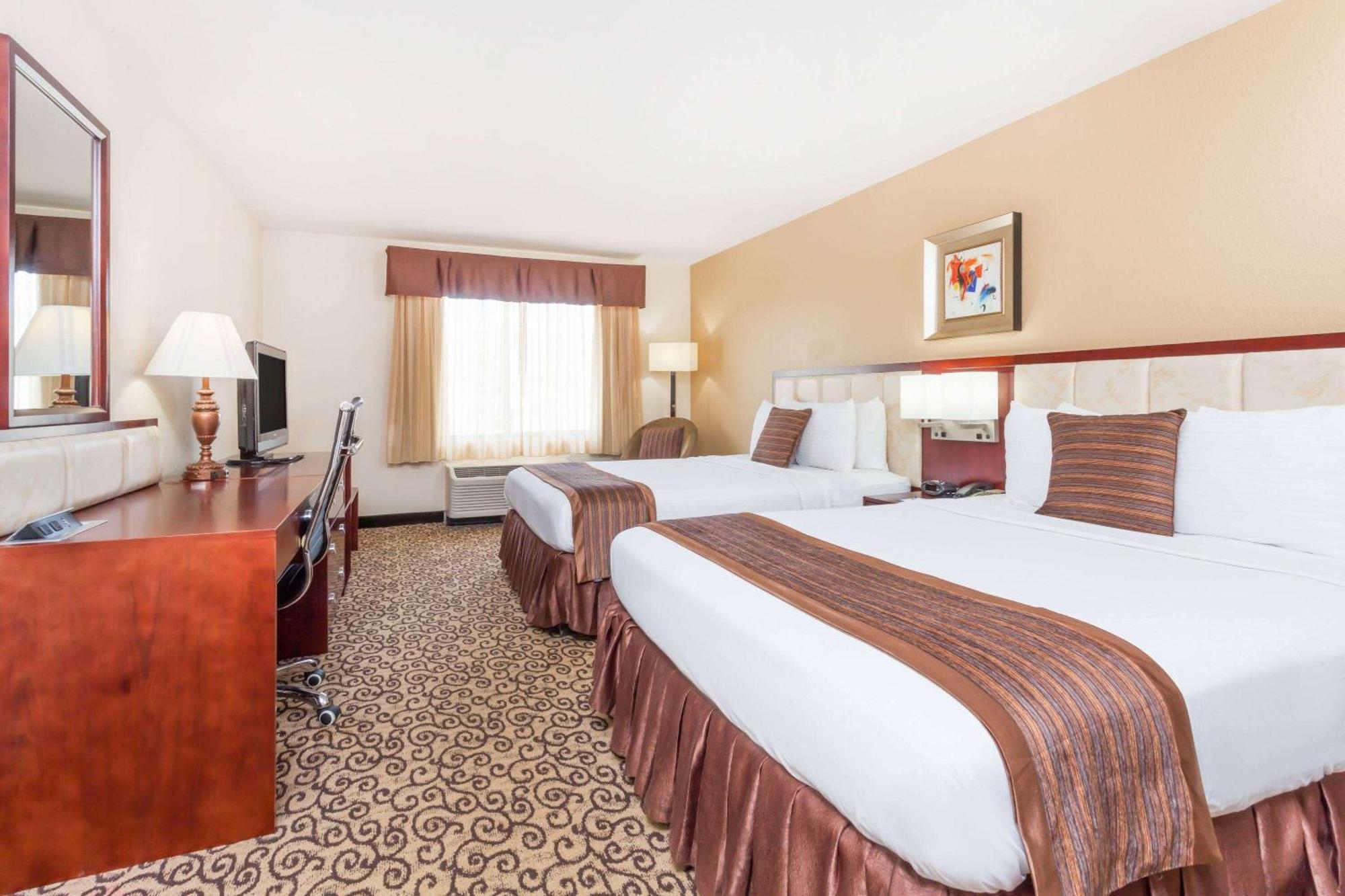 Baymont By Wyndham Columbia Fort Jackson Bagian luar foto