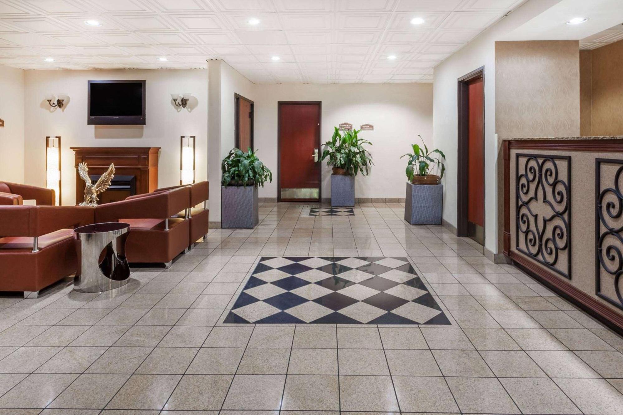 Baymont By Wyndham Columbia Fort Jackson Bagian luar foto