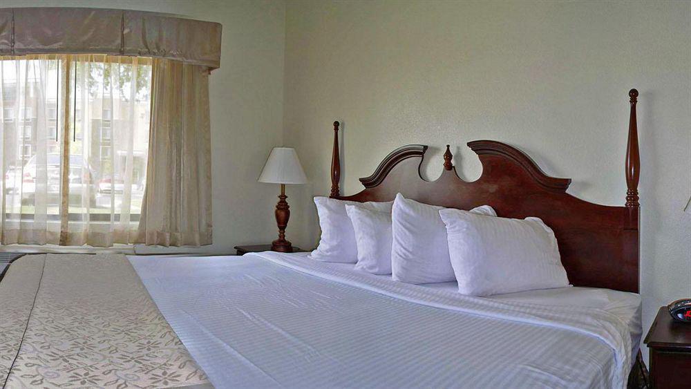 Baymont By Wyndham Columbia Fort Jackson Bagian luar foto
